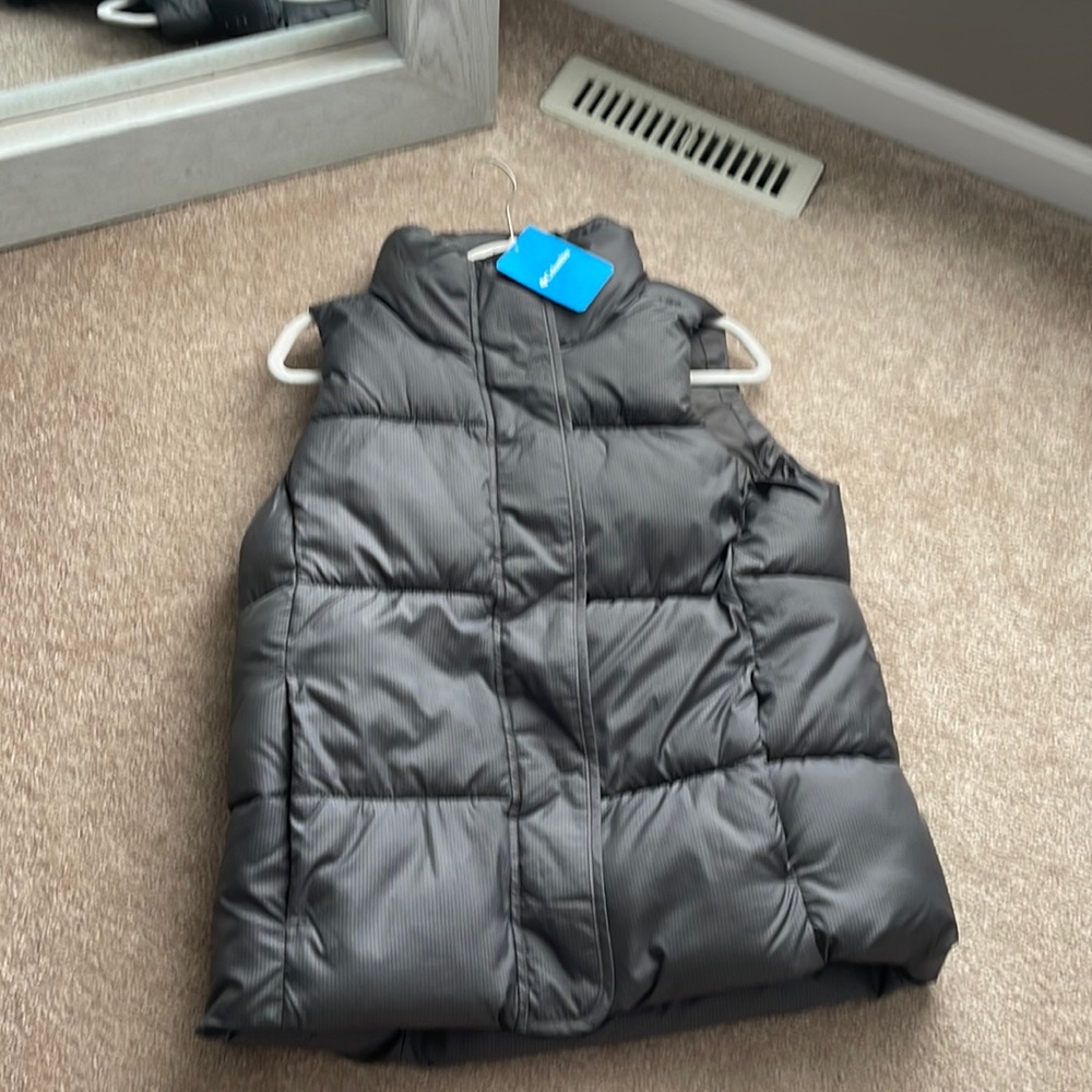 NWT -  Columbia Gray Puffer zip and snap front vest size M